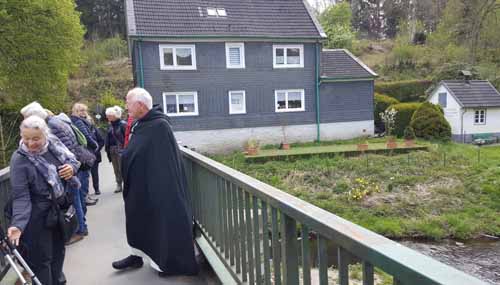 Kapelle Maria im Schnee (ganz rechts) mit Bruder Dirk des Kreuzherrenklosters